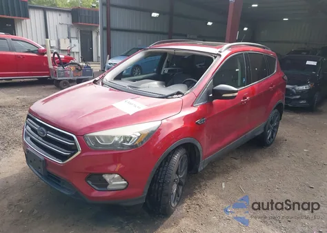 2017 Ford Escape Titanium z USA, uszkodzony, nr VIN 1FMCU0JD2HUD91350
